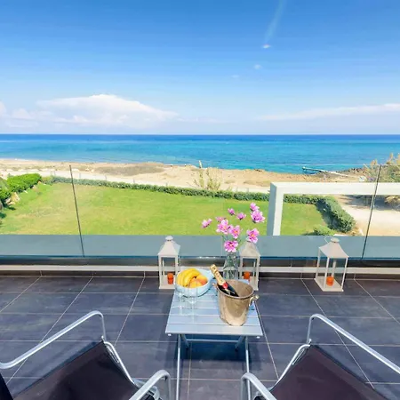 Villa Luxury By The Sea With Heated Pool