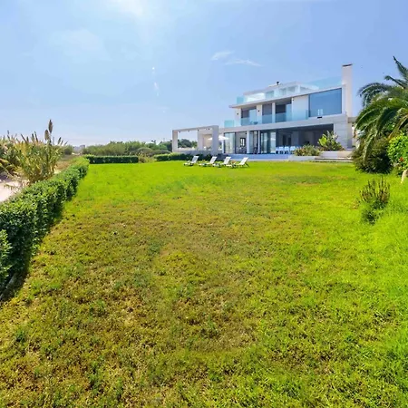 Villa Luxury By The Sea With Heated Pool